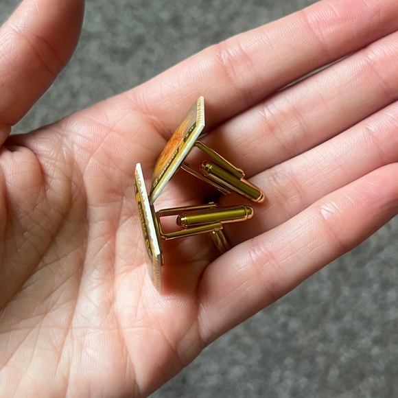 Vintage Statue of Liberty Stamp Cufflinks Gold Tone Metal US Postage 8 Cents - Picture 3 of 5